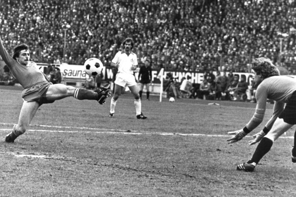 Das DFB-Pokalfinale 1978: Klaus Allofs (l.) von Fortuna Düsseldorf versucht FC-Torhüter Toni Schumacher (r.) zu überwinden. Am Ende gewinnt Köln mit Heinz Simmet (M.) trotzdem den Pokal.