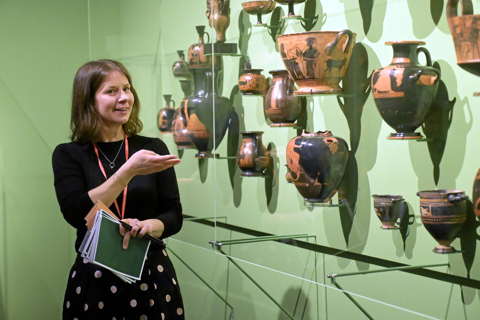 Nicht bloß alte Tontöpfe, sondern Meisterwerke: Ausstellungskuratorin Saskia Wetzig erläutert die Herstellung der Gefäße.