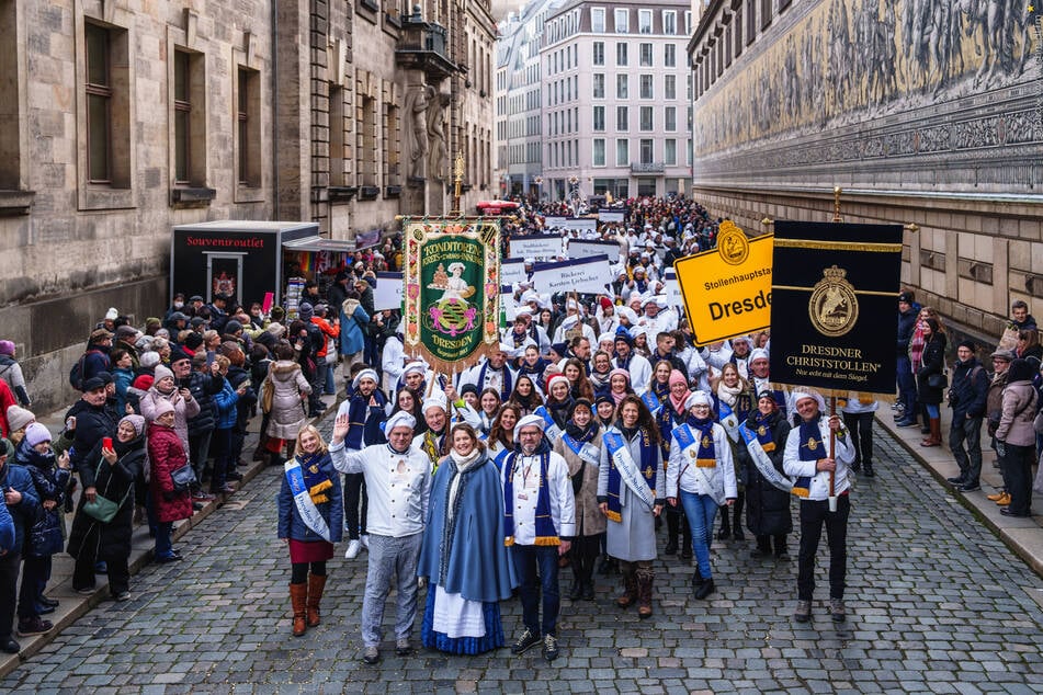 Festumzug am Fürstenzug: Das sächsische Handwerk trotze dem mauen Dezember-Wetter.