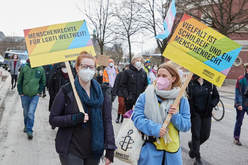 Teilnehmerinnen halten auf einer Demonstration auf dem Valentinskamp Transparente mit der Aufschrift "Menschenrechte für LGBTI weltweit!“ und "Vielfalt ist schulreif und ein Menschenrecht“.