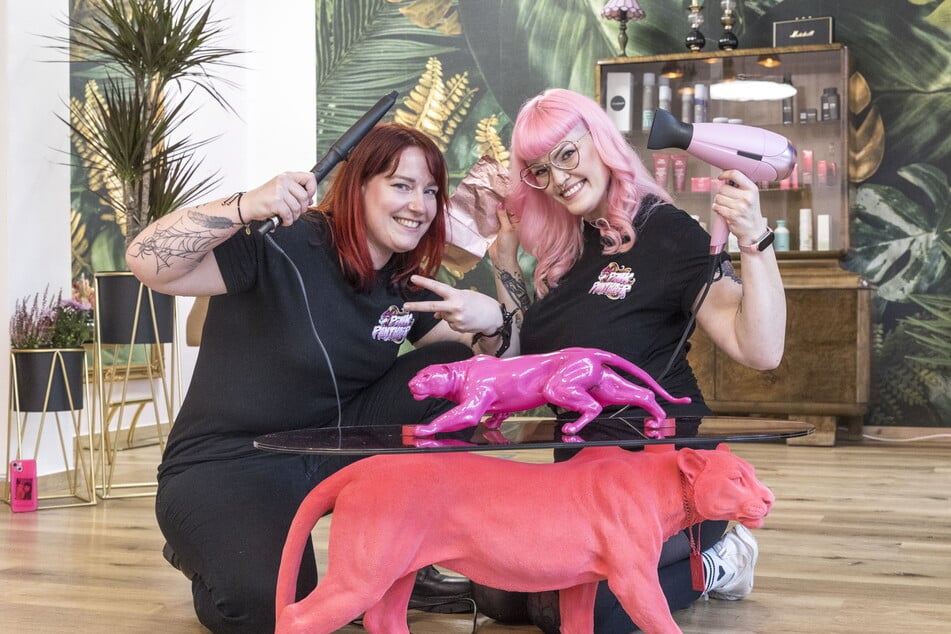 Susi Frey (40, l.) und Sarah Grädler (33) am pinken Panther-Tisch. Die beiden "Haar-Künstlerinnen" haben am Montag ihr Friseur-Atelier an der Königsbrücker Straße eröffnet.