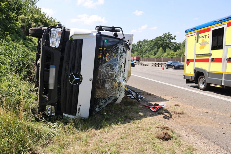 Auf der A4 kam ein Lkw von der Fahrbahn ab und kippte um.