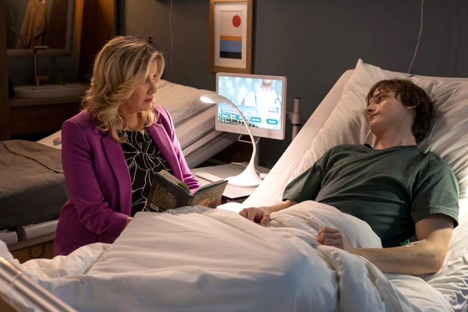 Sarah Marquardt (Alexa Maria Surholt, 57) macht sich große Sorgen um Tim.