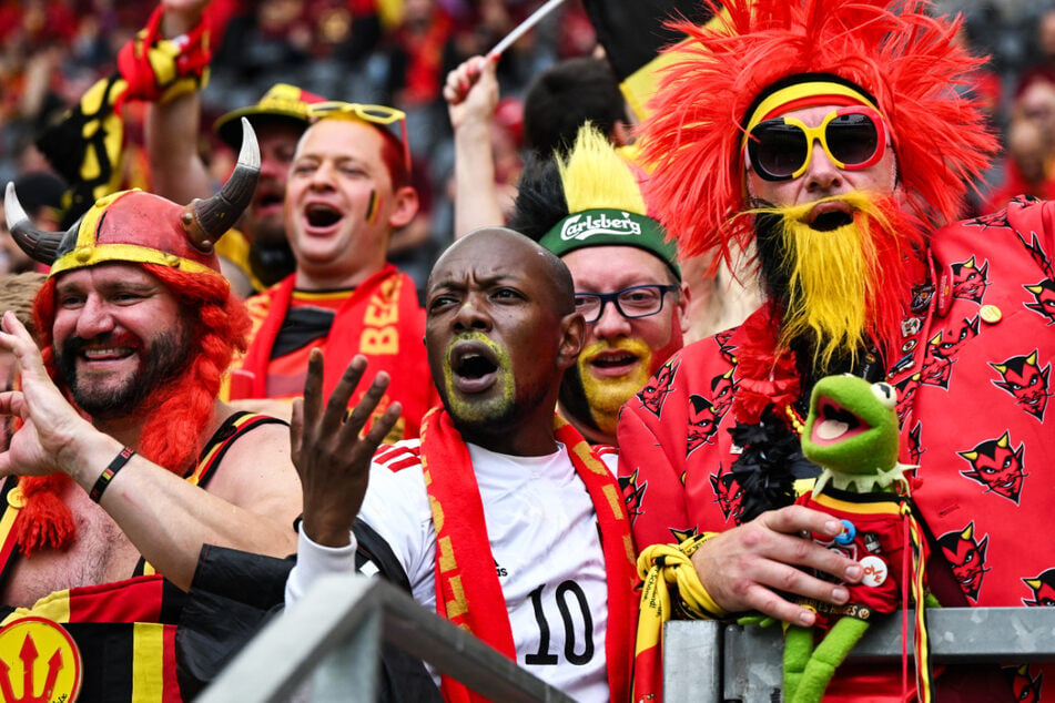 Belgische Fans feiern vor der EM-Vorrunden-Partie Belgien–Slowakei in Frankfurt am Main.