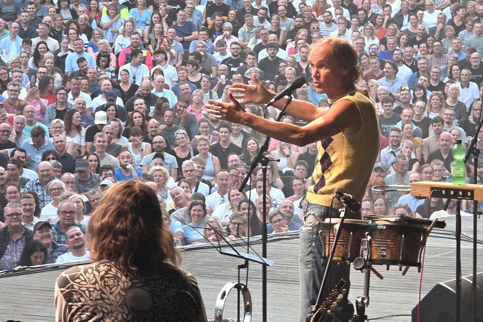 Olaf Schubert hatte bei seinem Heimspiel die ausverkaufte Junge Garde fest im Griff. Immer wieder sorgte der Dresdner mit seinen absurden Gedankengängen für lautes Gelächter.