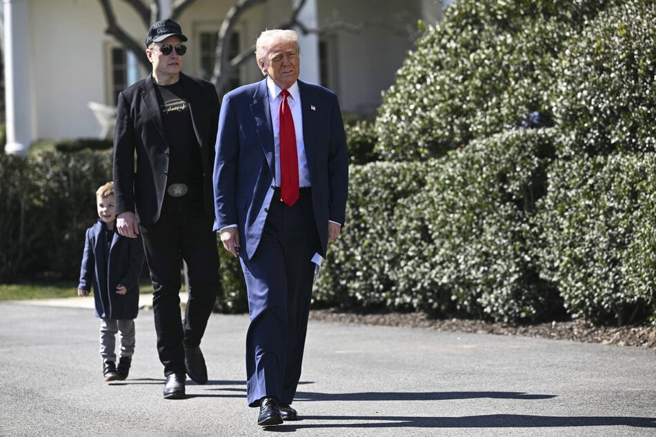 Nach drastischen Kurseinstürzen der Tesla-Aktie haben Musk und Trump direkt vor dem Weißen Haus die Werbetrommel gerührt.