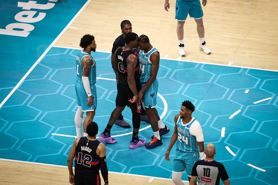 Nach einem Foulspiel von Moussa Diabaté (Nummer 14 der Charlotte Hornets) an Jalen Duren (Nummer 0 der Detroit Pistons) entbrannte eine wilde Schlägerei.