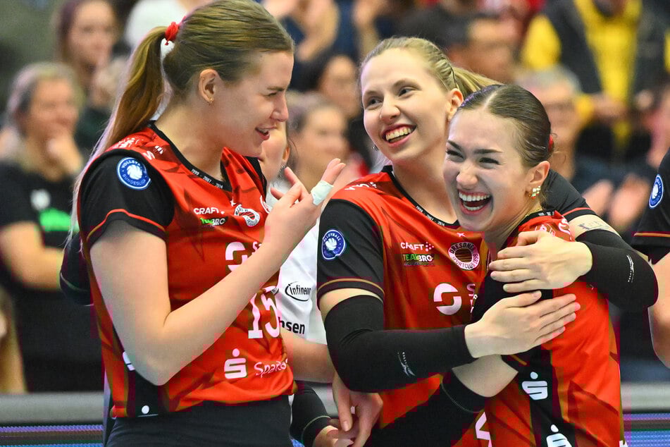Marta Levinska (24, l.) feierte nach dem 3:2-Erfolg ausgelassen mit Larissa Winter (21, M.) und Emma Grome (23, r.).