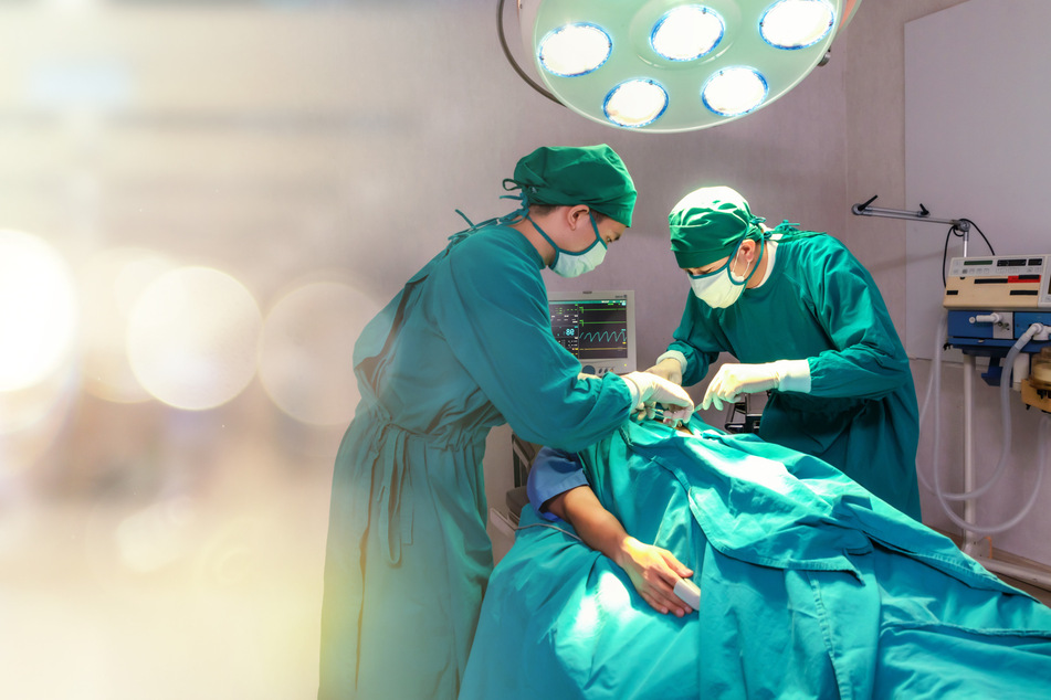 Ein Facharzt für Urologie wird in Polen seit Monaten von einem Patienten in den sozialen Medien diffamiert und weigerte sich deshalb, den Mann zu operieren. (Symbolbild)