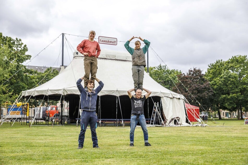 Festivalleiter Heiki Ikkola (u. r.) mit den Artisten Nina Wey, Valentin Steinmann und Solvejg Weyeneth vom Zirkus FahrAwaY am Zirkuszelt im Alaunpark.