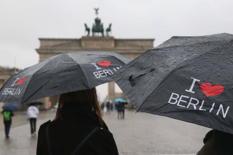 Zur Wochenmitte sollten Berliner und Brandenburger vorsichtshalber einen Regenschirm einpacken. (Symbolfoto)