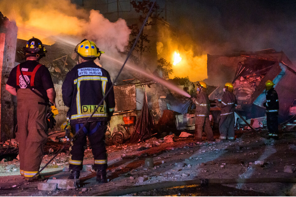 Nach der Explosion kämpften Feuerwehrleute bis spät in die Nacht gegen die Flammen.