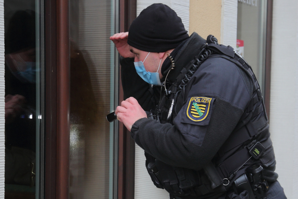 Polizeioberkommissar Kahl (29) kontrolliert ein Geschäft.