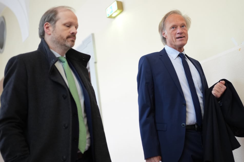 Der mitangeklagte Gerhard Delling (66, r.) neben seinem Verteidiger, Rechtsanwalt David Rieks.