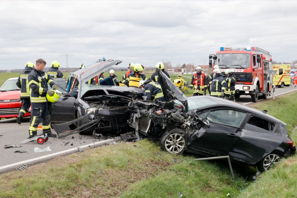 Durch den Unfall erlitten alle Fahrzeuge einen Totalschaden.
