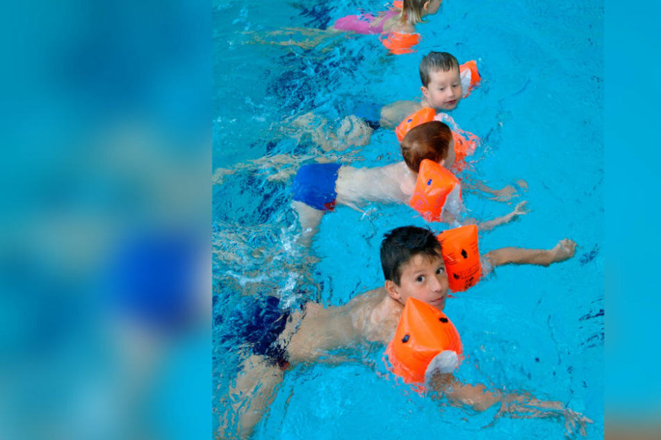 Viele Grundschüler können sich nur mit Schwimmärmeln über Wasser halten.