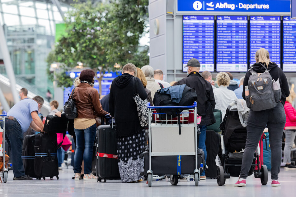 Warteschlangen am Flughafen Düsseldorf: Sicherheitsfirma will besser werden