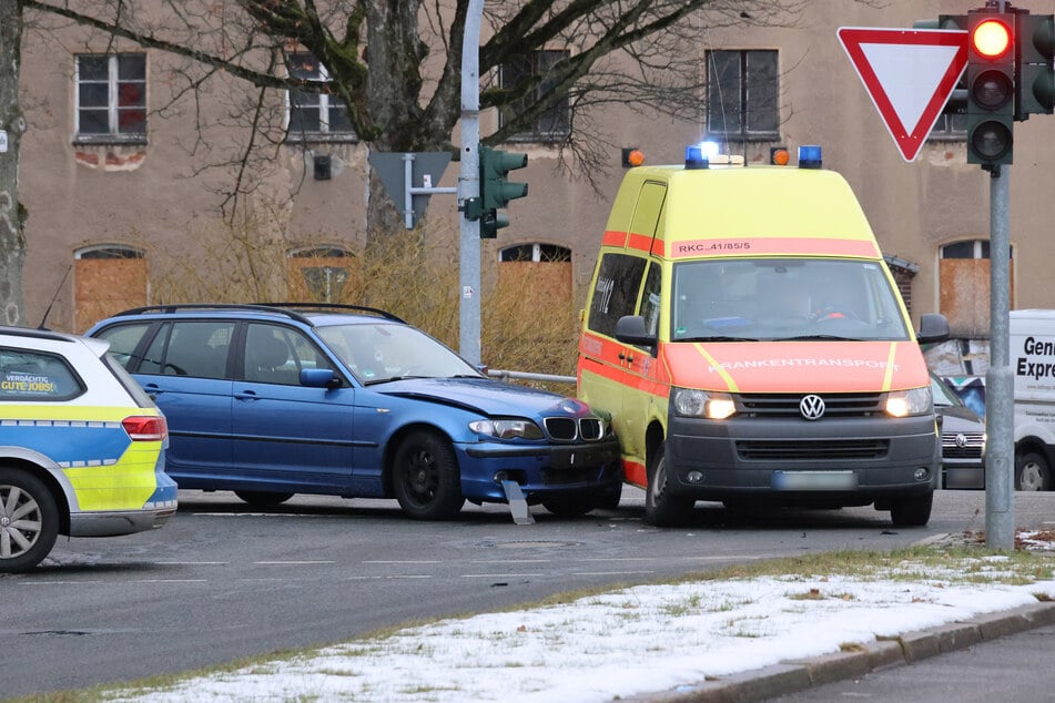 Auf der Kreuzung Clausstraße/Carl-von-Ossietzky-Straße stieß ein BMW gegen einen Krankenwagen.