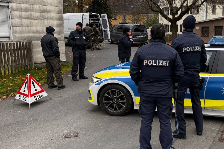 Weil er gedroht haben soll, ein Wohnhaus in die Luft zu sprengen, musste die Polizei im oberfränkischen Marktleuthen einen Mann festnehmen.