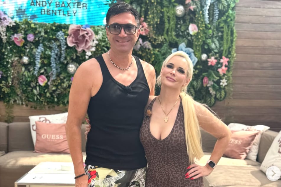 Lucas Cordalis (59) und Daniela Katzenberger (40) freuen sich mit Iris Katzenberger (59).
