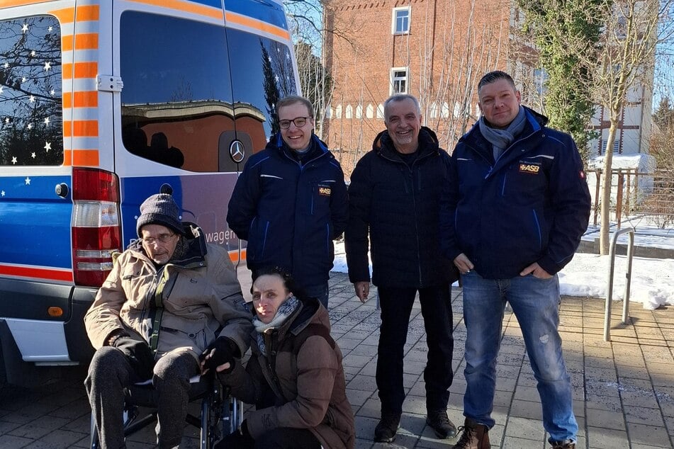 Auf dem Weg in den Zoo Leipzig: Holger mit seiner Lebensgefährtin Sabrina und den Wunscherfüllern des ASB.