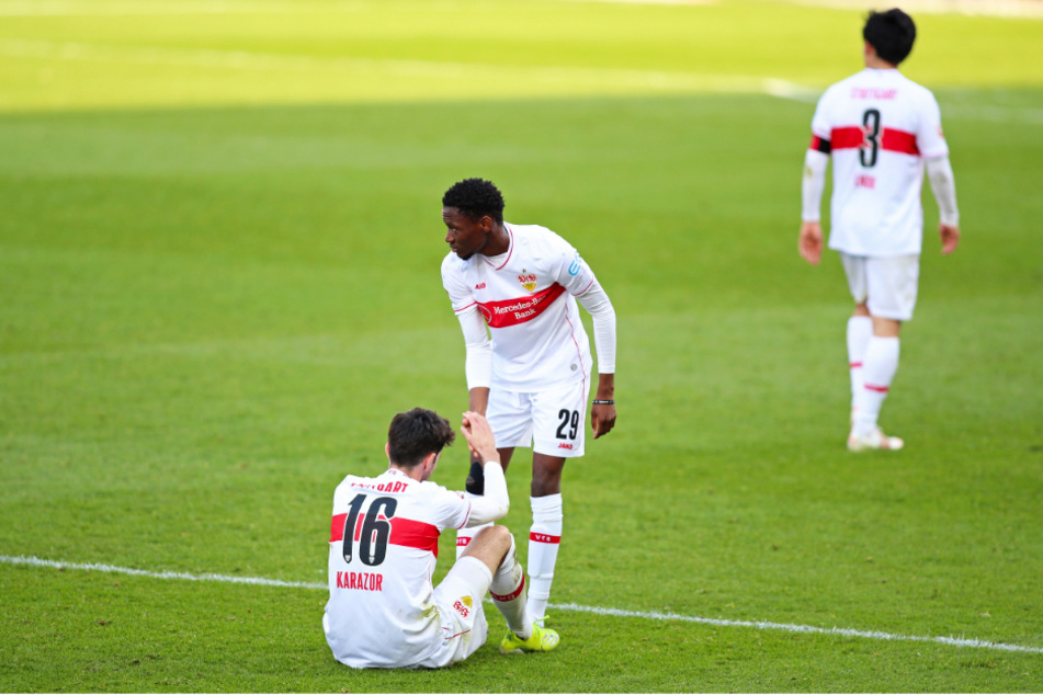 VfB-Jungstar Momo Cissé (18, Mitte) hilft Atakan Karazor (24, l.) auf die Beine, dahinter schleicht sich Wataru Endo (28) davon.