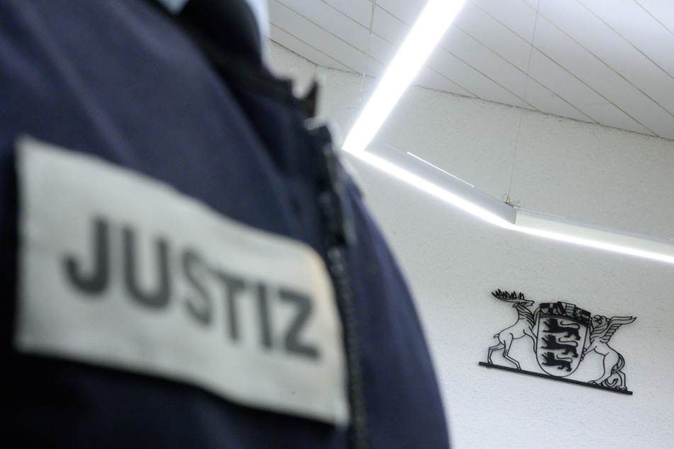 Ein Justizbeamter steht in einem Gerichtssaal des Landgerichts. In einem der Säle wird am Dienstag der Prozess gegen zwölf mutmaßliche Mitglieder und Unterstützer der rechtsterroristischen Vereinigung "Gruppe S." eröffnet. (Archivbild)