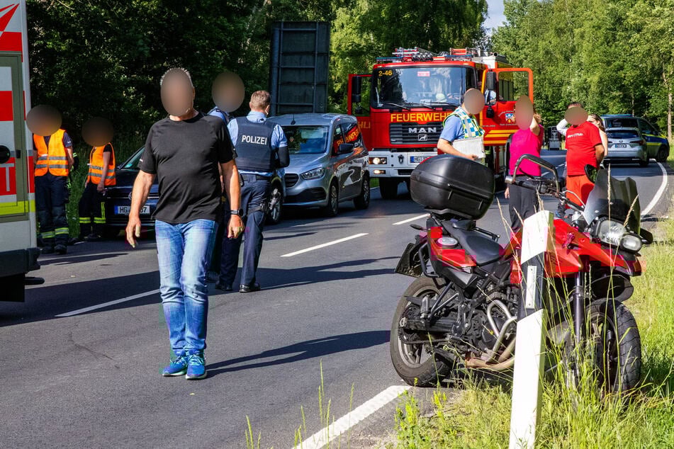 Der Motorradfahrer war gestürzt und dann über die Gegenfahrbahn in den Straßengraben gerutscht.