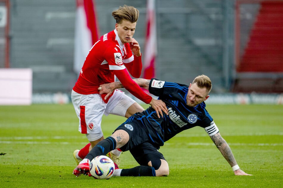 Moritz Hannemann (27, l.) kam mit einer Verletzung und obwohl er als Arzt arbeiten könnte - trotzdem schlug er ein.