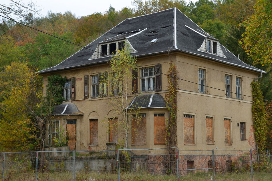 Die ehemalige Kommandanten-Villa ist mittlerweile sehr baufällig. Doch wie es mit dem früheren Konzentrationslager weitergeht, ist weiterhin umstritten.