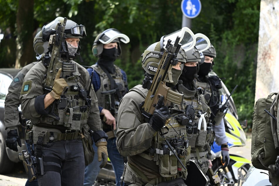 Polizisten in Spezialausrüstung sichern im September 2024 die Umgebung der Arbeitsagentur in Wuppertal. (Archivbild)