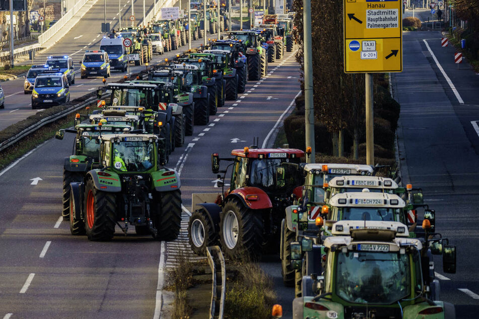 Die aus ganz Hessen stammenden Landwirte sind mit ihren Traktoren gegen Mittag in Frankfurt angekommen.