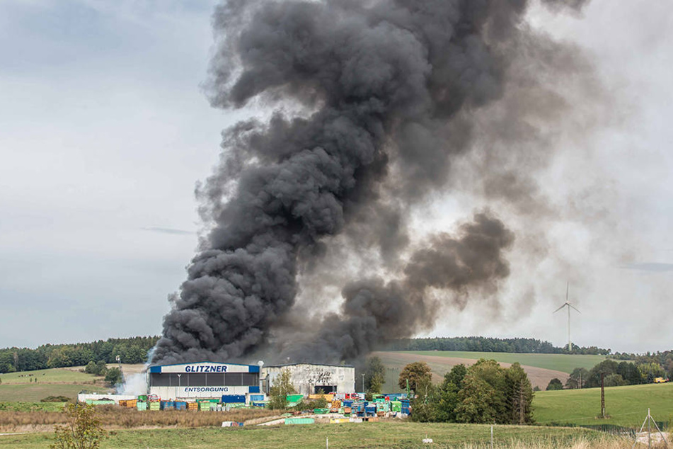 Die dunkle Rauchsäule, die über dem Brandort aufstieg, war weithin sichtbar.