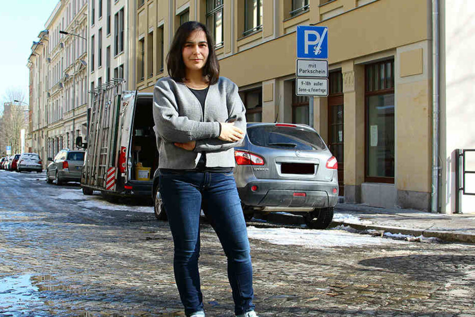 ADB-Geschäftsführerin Sotiria Midelia (37) vor ihrer künftigen Zentrale. Die Leipzigerin leitet das sachsenweite Modellprojekt.