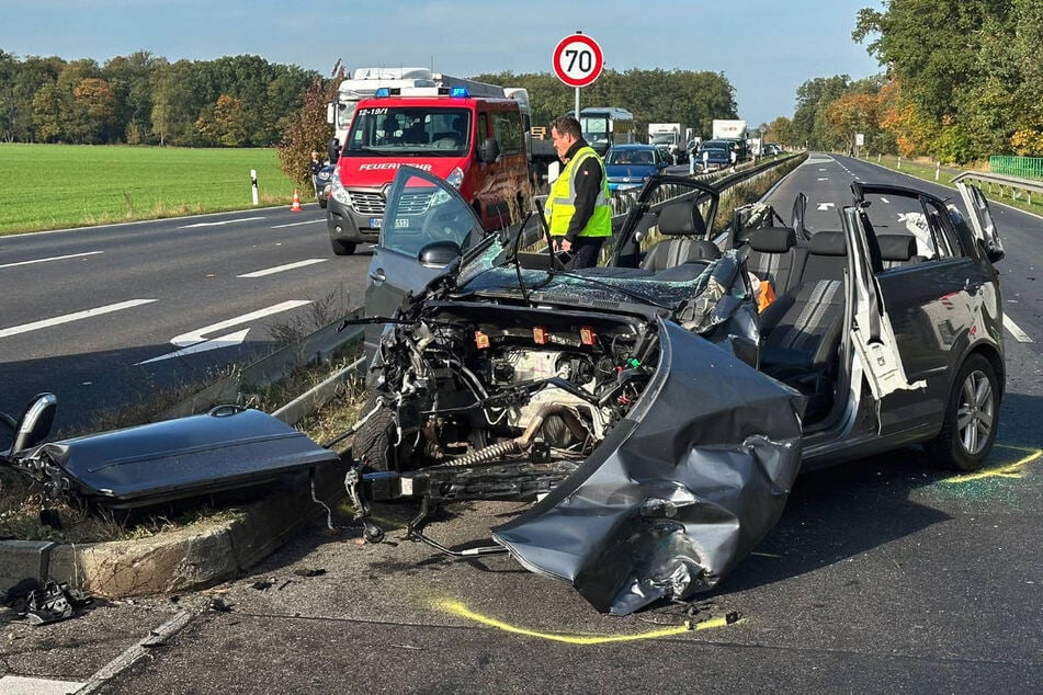 Durch den Aufprall ist der VW im Frontbereich massiv zerstört worden.