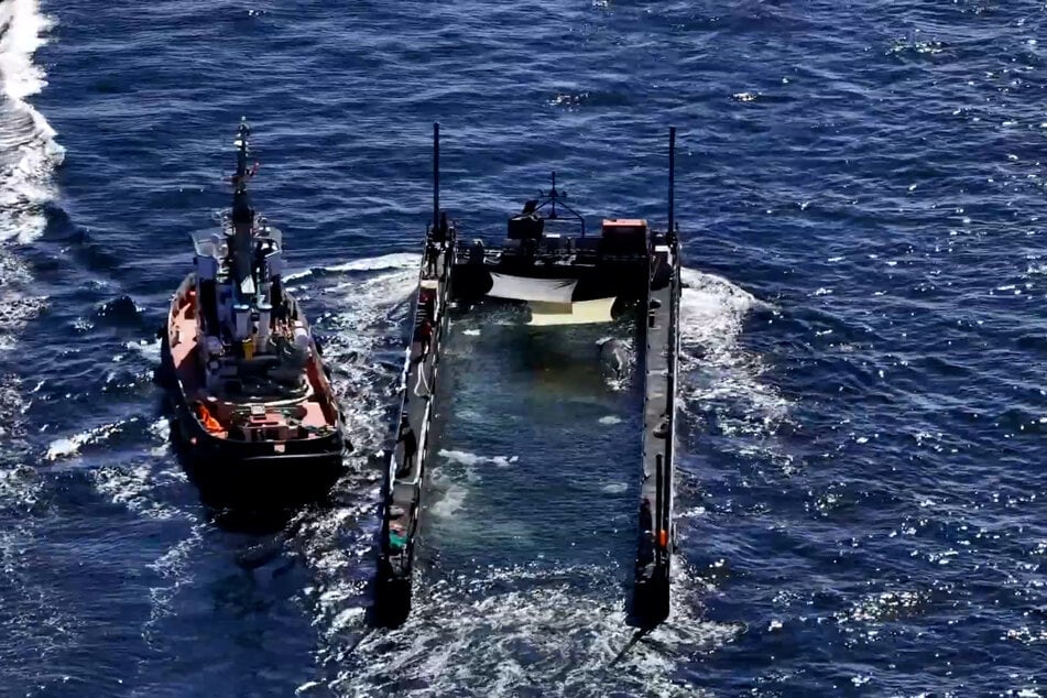Die Barge wird Stück für Stück mit Wasser geflutet, auch das Sicherungsnetz wurde entfernt.