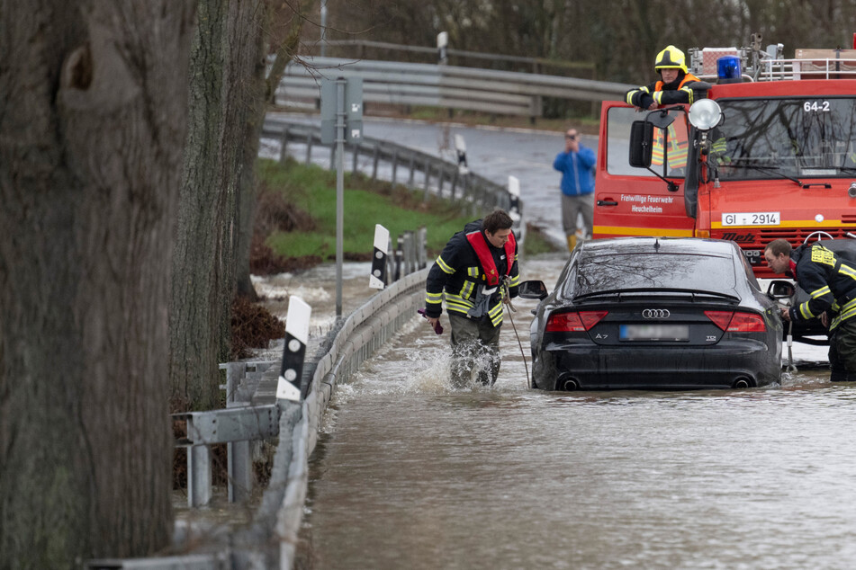 Hochwasser in Hessen sorgt für Rettungseinsätze: Lage verschärft sich am Sonntag!