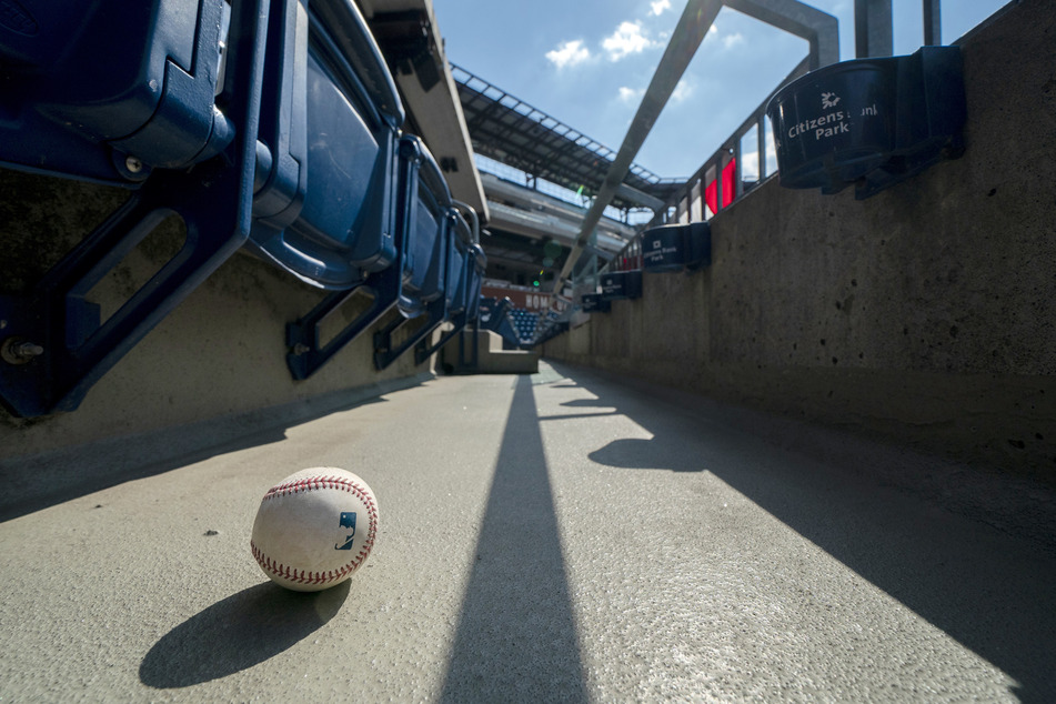 Ein Ball, der auf die Tribüne geschlagen wurde, ist auf dem Boden eines leeren Stadions zu sehen.