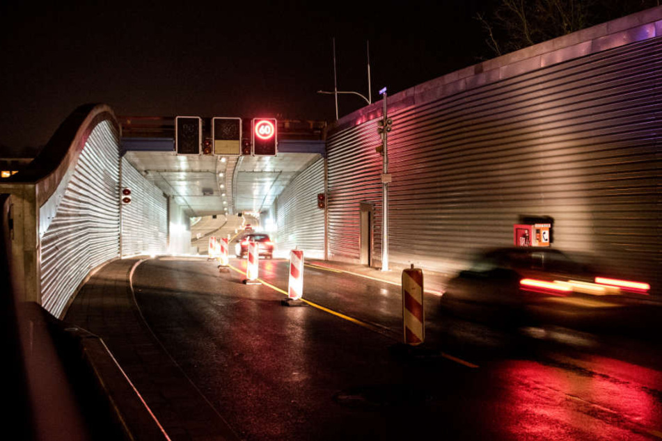 Nach zwei Jahren Bauzeit sind am Montagmorgen die ersten Fahrzeuge durch den neuen Lärmschutztunnel auf der A7 gefahren.