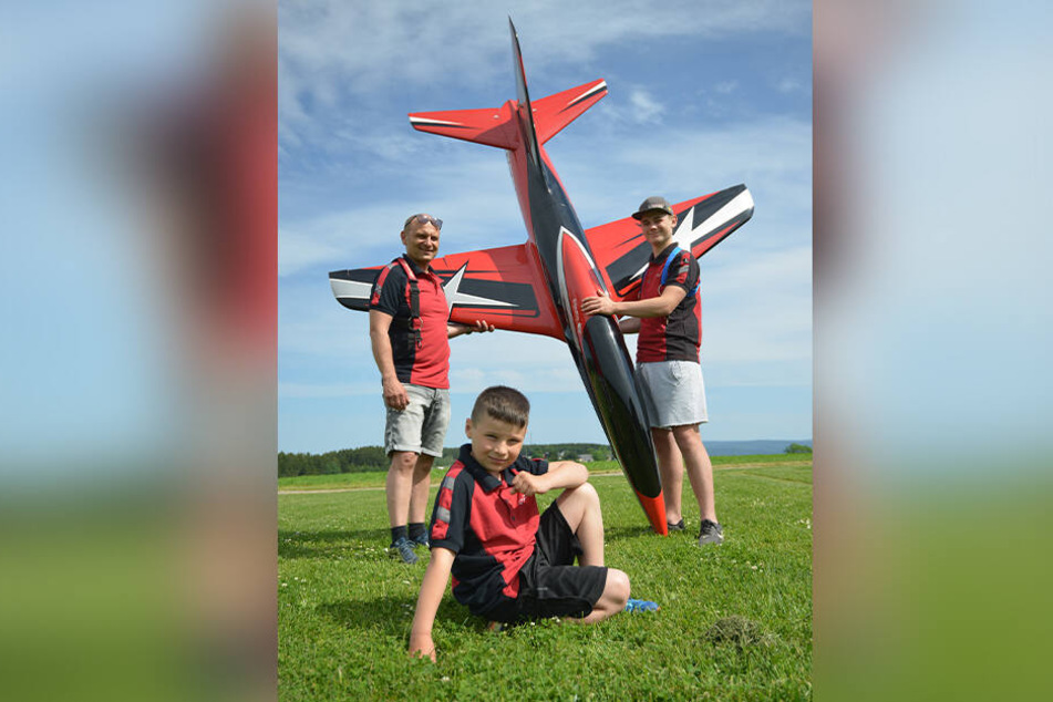 Eine Familie, eine Leidenschaft: Vater Marcus Wolf (45) und seine Söhne Niklas (17) und Elias (9) mit ihrem selbstgebauten Modell-Jet "Rebel pro".