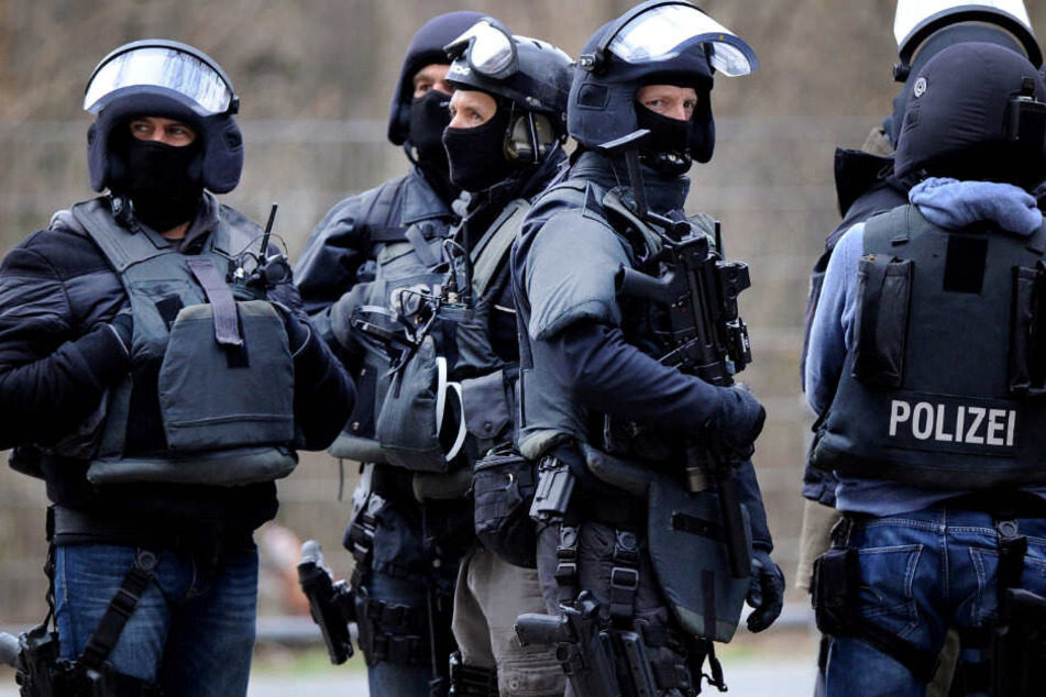 Ein SEK der Bonner Polizei verschaffte sich Zugang zum Vereins-Heim des "Junggesellen-Clubs" in einer Schrebergarten-Anlage in Hennef (Symbolbild).