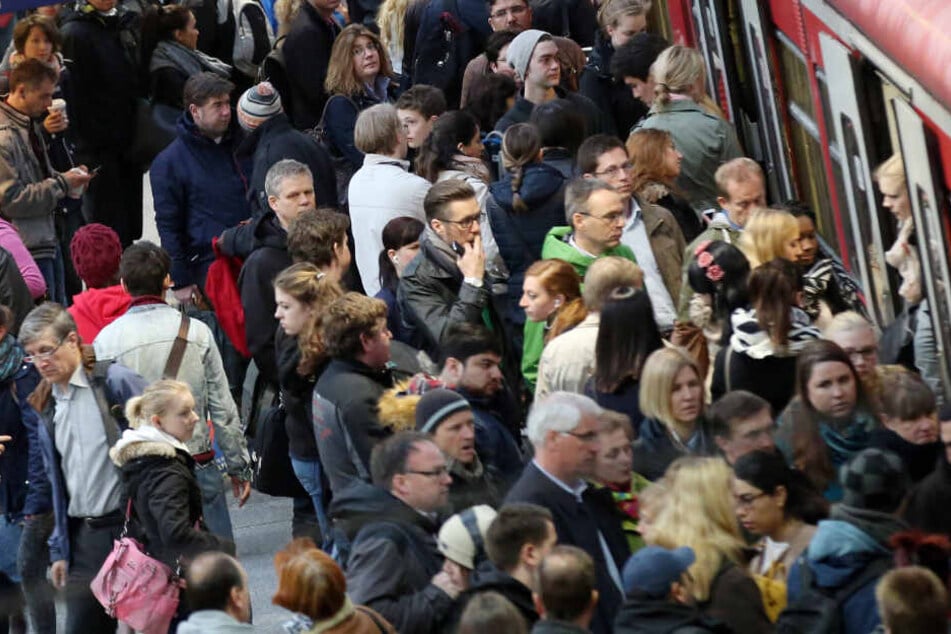 Zahlreiche Pendler wollen in eine S-Bahn am Hamburger Hauptbahnhof. (Archivbild)