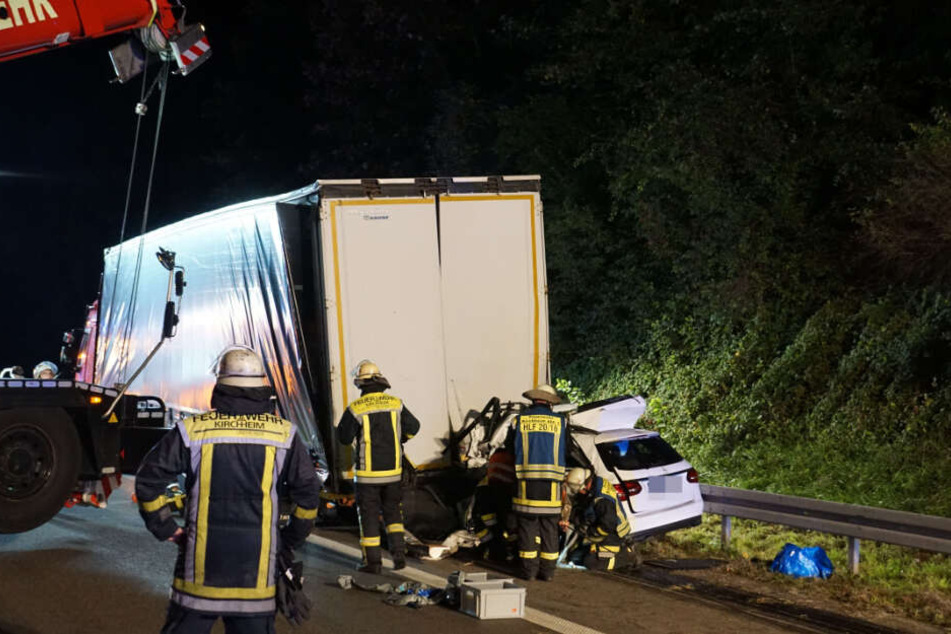 Der Lkw musste mit zwei Autokränen angehoben werden, um das Auto darunter bergen zu können.