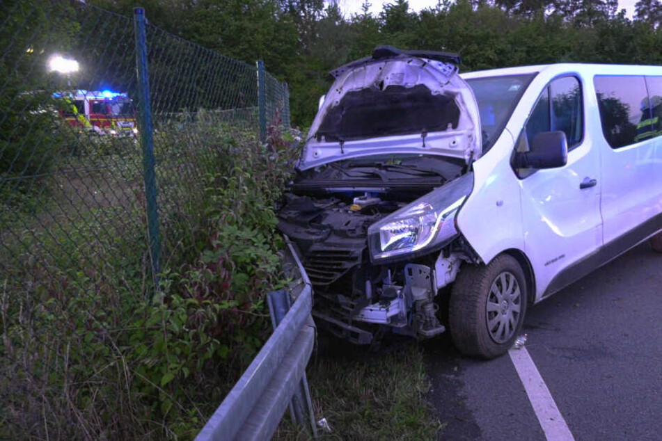 Der Fahrer des Kleintransporters hatte die Kontrolle über sein Auto verloren und war schließlich gegen die Leitplanke gekracht.
