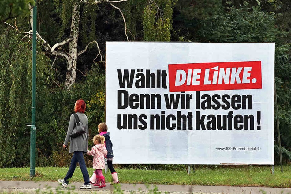 Hitler-Fans haben in Nordsachsen ein Wahlplakat der Linken beschmiert. (Symbolbild)