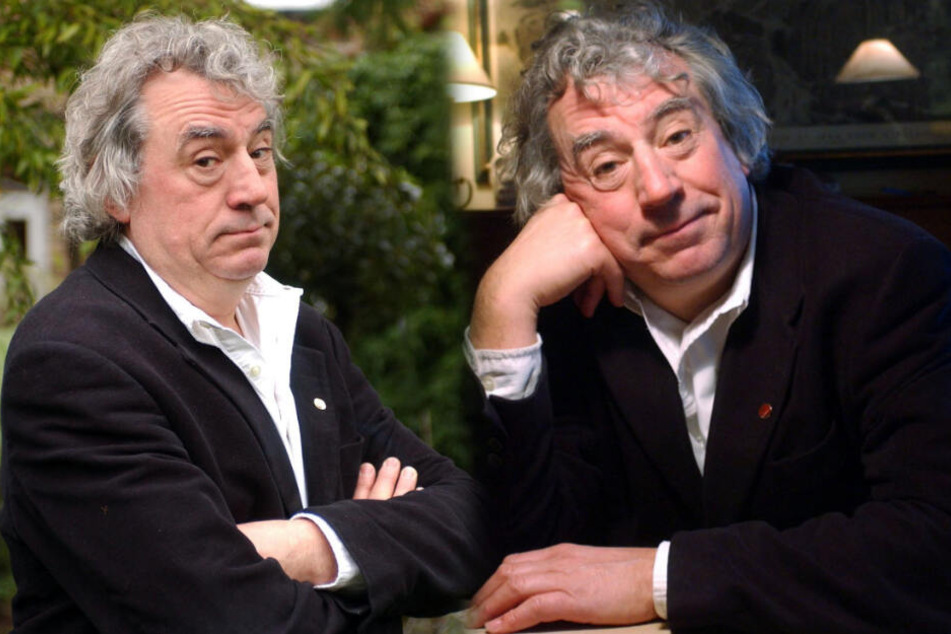 Der verstorbene Komiker Terry Jones, an einem Tisch sitzend (rechts).