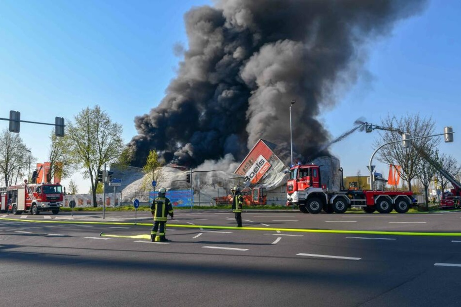 Über der Brandstelle stieg eine dicke schwarze Rauchsäule empor.