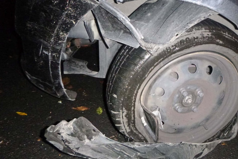 Dieses Foto der Polizei zeigt die schweren Schäden an dem Suzuki Swift.