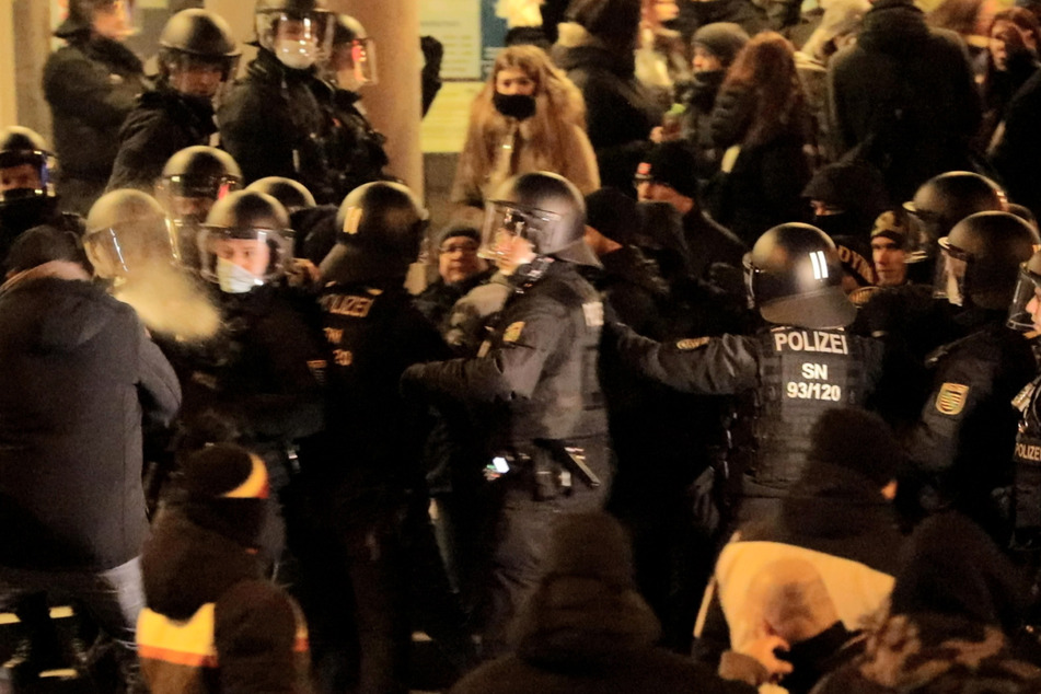 Verletzte Polizisten, beschädigte Polizeifahrzeuge. Bei der Corona-Demo in Bautzen kam es zu schweren Rangeleien.