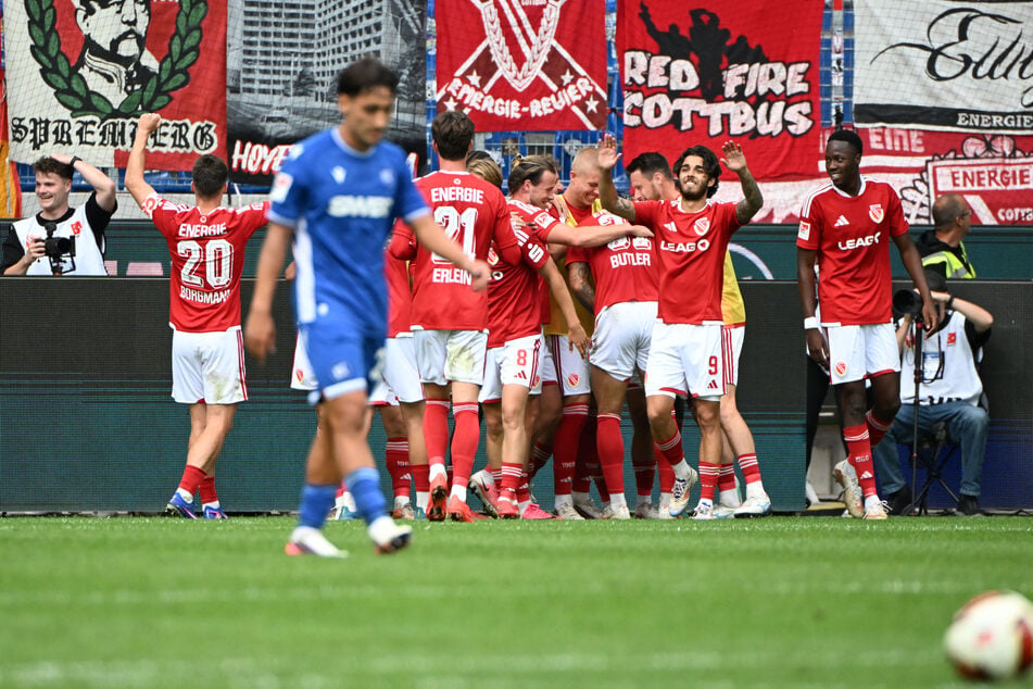 Cottbus jubelt und gewinnt klar im Wildpark, Karlsruhe resigniert.